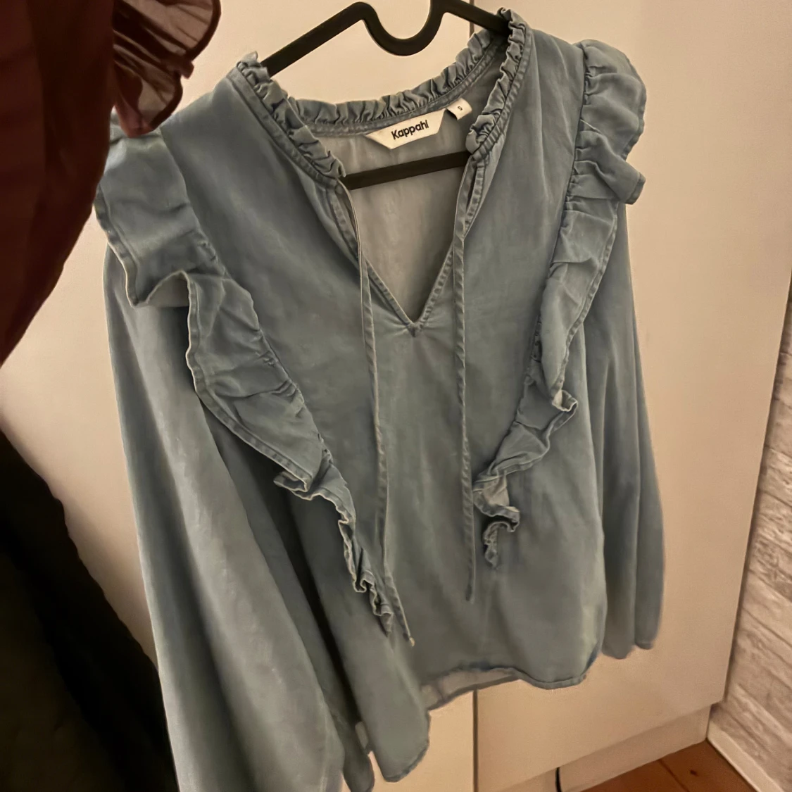 Blå volangblus från Kappahl