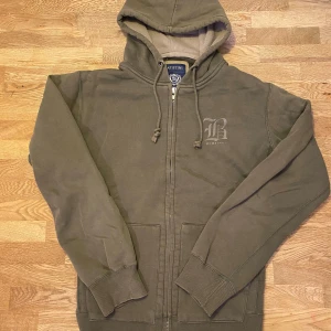 Vintage Zip Up Hoodie - Snygg vintage grön zip up hoodie. Pass formen är grym, den slutar över bältet och sitter ganska smalt. Har även väldigt bra längd i armarna (modell 193)