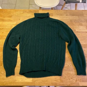 Vintage stickad turtle neck - Snygg vintage stickad turtle neck perfekt för vintern om man vill klä upp sig lite granna. Den har en snygg och boxy pass form med ett najs stickat mönster på framsidan! Skulle säga att storleken är någonstans mellan en medium och large (modellen är 193cm).