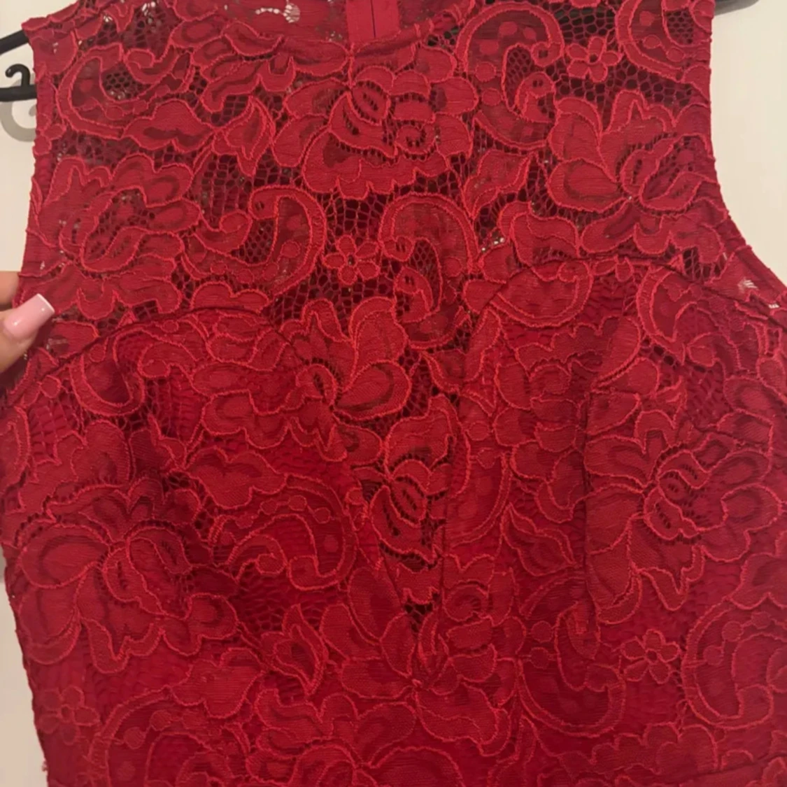 Röd spetsklänning med blommönster - 2
