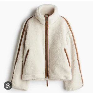 Jacka i pile från HM - Jättefin vit teddyjacka ifrån hm med bruna detaljer, perfekt nu till hösten 🥰 Helt slutsåld