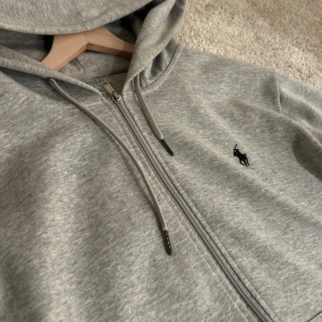 Grå hoodie från Polo Ralph Lauren - 1