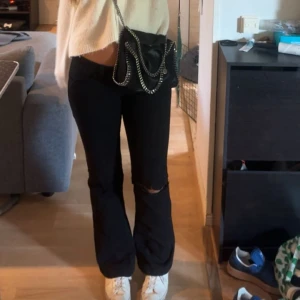 Låg midjade bootcut! - Säljer dessa lågmidjade bootcut jeans! Passar mig som brukar ha 38 i jeans❤️ hål på ena knät som jag gjort själv! 