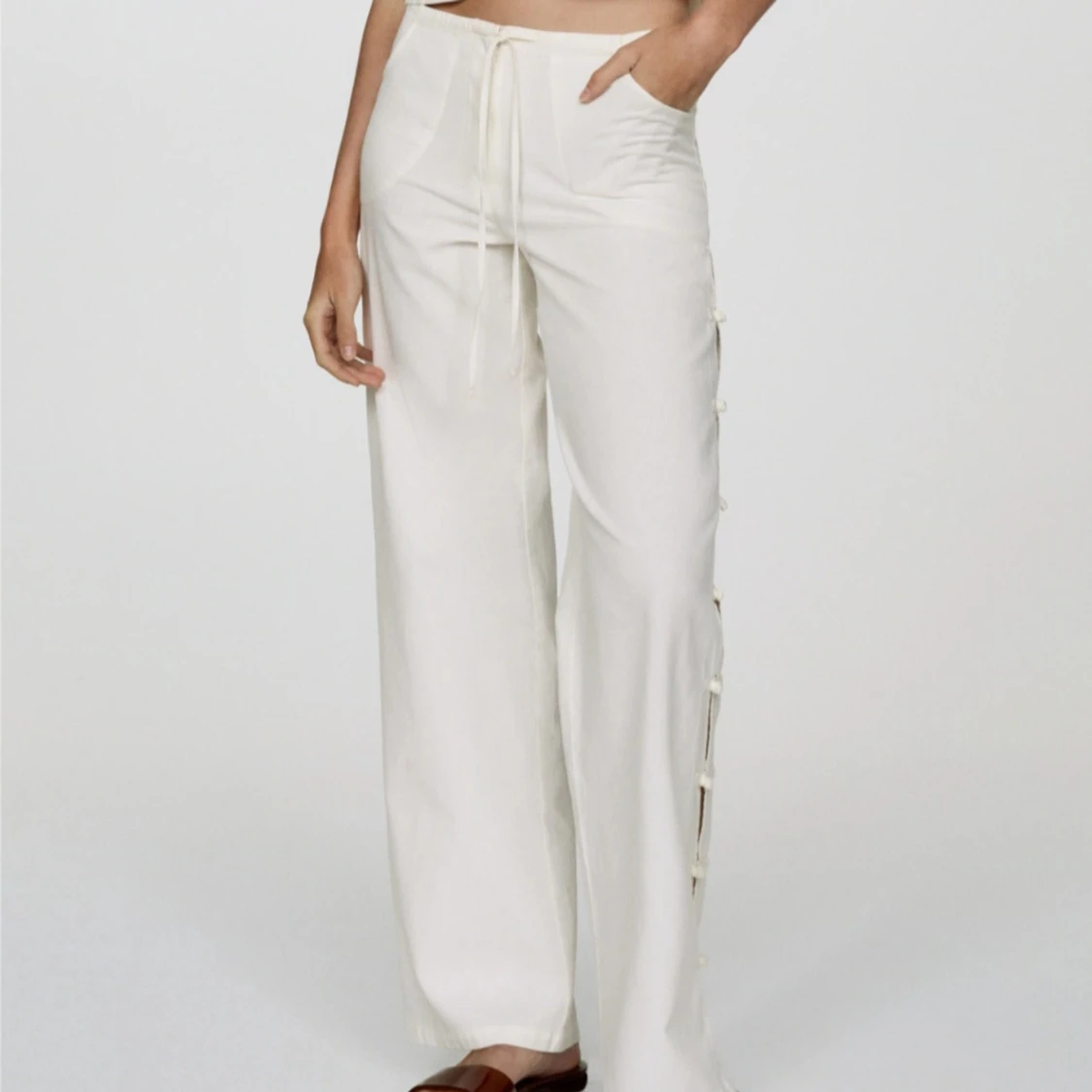 Vita linnebyxor med knyt och slits från mango