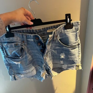 lågmidjade jeansshorts  - sitter så bra på! inte stretchiga. 