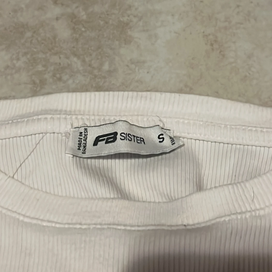 Vit ribbad långärmad topp med knytning bak - 1