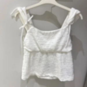 Gina topp -  säljer denna jättesöta toppen från Gina Tricot som tyvärr är för stor för mig 🤍