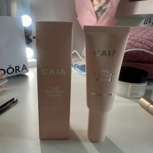 CAIA The Perfect Prime primer - Säljer CAIA The Perfect Prime, en primer i ljusrosa tub med silvrig text. Kommer med originalförpackning. Perfekt för att skapa en jämn bas innan sminket. Tuben är stilren och enkel att använda.