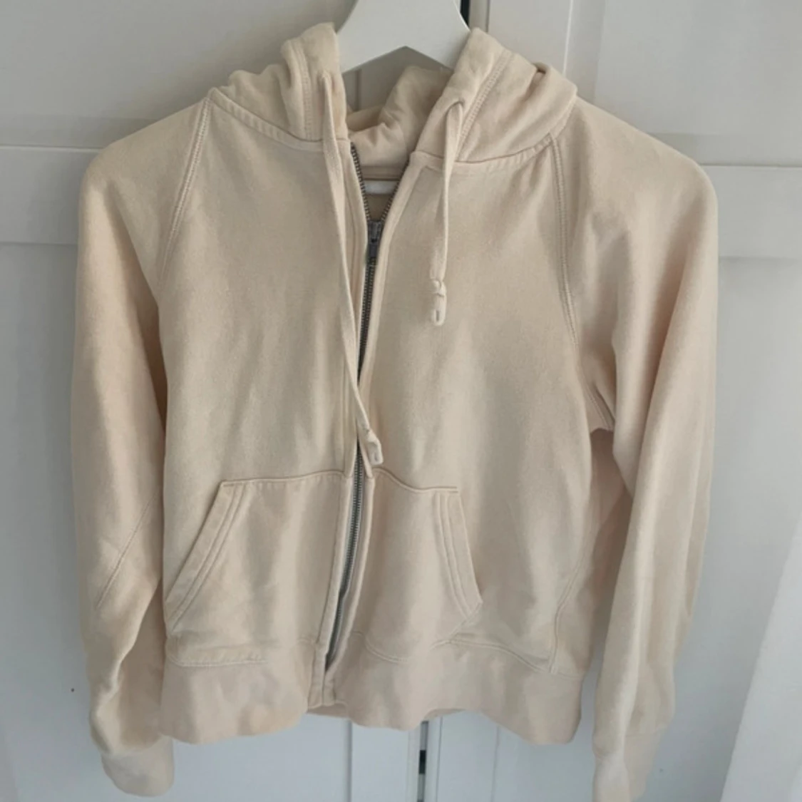 Beige hoodie från Uniqlo med dragkedja