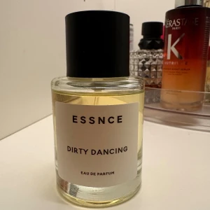 Essnce Dirty Dancing EdP 50ml - Dirty Dancing från Essnce är en Eau de Parfum på 50 ml, tillverkad i Sverige. Perfekt för dig som vill sticka ut med en unik vibe.                                   Essence egna beskrivning:Dirty Dancing är verkligen som den låter - en hyllning till glittrande nätter och oförglömliga stunder på dansgolvet. Doften har en perfekt blandning av fruktig och söt lekfullhet, samtidigt som det finns en sofistikerad och mogen bas som får dig att bara vilja släppa loss. Passar perfekt till vardags och fes
