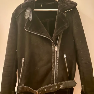 Shearling jacka - Bra skick! Fluffigt tyg inuti