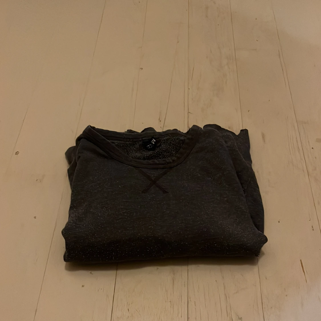 Mörkgrå croppad tröja från Divided - 4