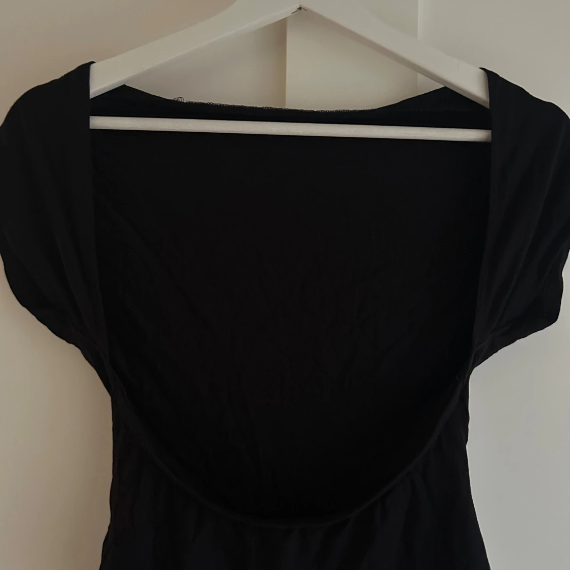 Svart topp med öppen rygg från SHEIN - 4