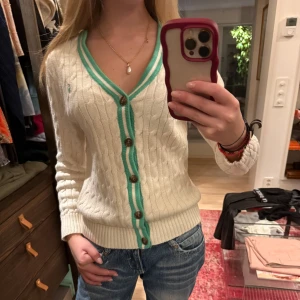 Kofta från Ralph Lauren - Säljer denna koftan från Ralph Lauren då den inte kommer till användning. Köptes I sommras och är knappast använd💗💗