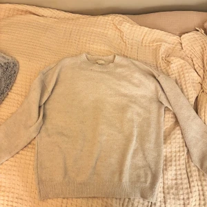 Beige stickad tröja Gina Tricot - Mysig beige stickad tröja från Gina Tricot i storlek 158/164. Tröjan är väl använd men håller fortfarande en god kvalitet med några enstaka små fläckar. Skriv för bilder eller fler frågor. pris kan diskuteras💘