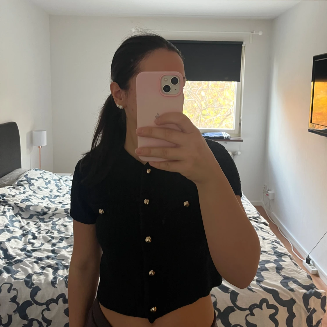 Svart stickad bolerotopp med guldfärgade knappar - 2