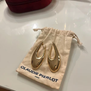 Claudie Pierlot örhängen - Jättefina guldiga örhängen i superbra skick!
