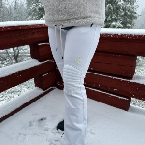 J.Lindeberg Stanfordt W - Helt nya täckbyxor från J.Lindeberg, aldrig använda. Vattenavvisande softshell-material, insidan är borstad fleece. Vadderade knän, och fyrvägsstretch vilket gör dom till otroligt sköna skidbyxor.  Endast tagit av prislapparna, samt haft dom på mig för bilderna. ❄️Nypris ca 3000kr.  Kan bytas mot strl M/38 i oanvänt skick.