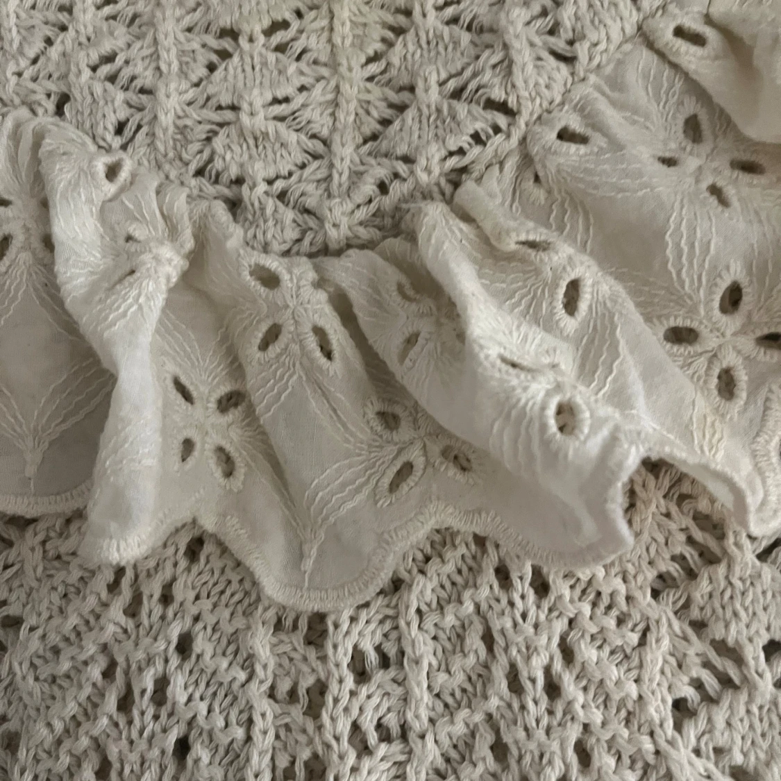 Beige stickad blus med volang från Zara - 3