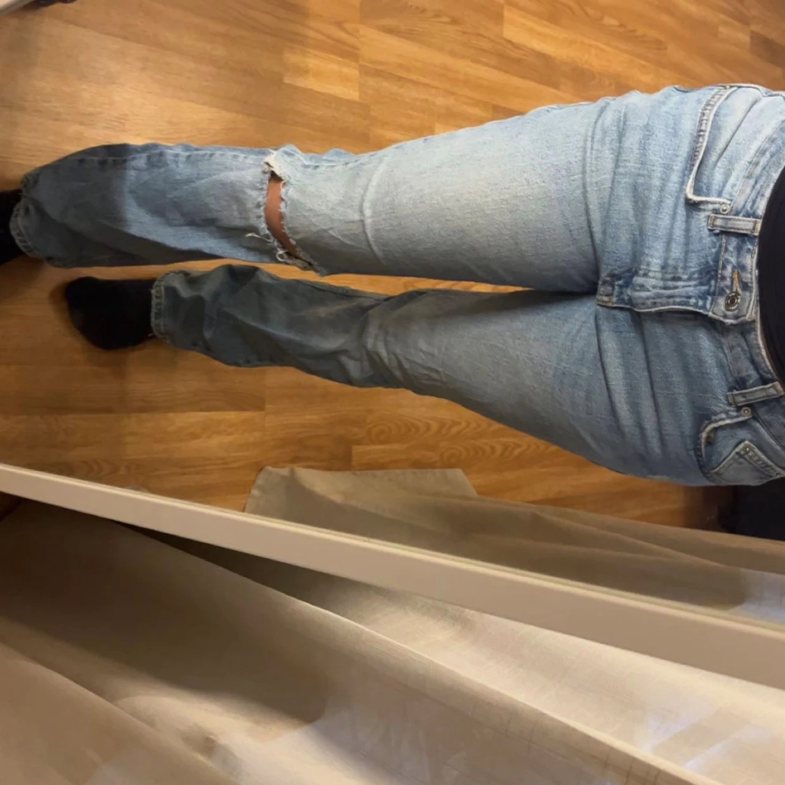 Ljusblå raka jeans med slitning - 1