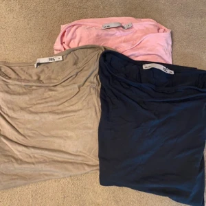 3st t-shirts - Ett set med 3st t-shirts i olika färger. En i storlek XS, och 2st i storlek S (mörkblå är i XS). Supersköna och perfekt till höst🍂Använda ett fåtal gånger, därför mycket bra skick! Säljs tillsammans för 150kr (paketpris) nypris 240kr💗 Vid mer info osv hör gärna av dig🫶🏼