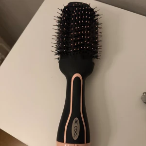 Be Cool varmluftsborste - Effektiv varmluftsborste från Be Cool, perfekt för att styla och torka håret samtidigt. Rund borste med täta borst och ergonomiskt handtag. 