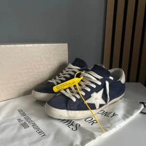 Golden goose 41-42 - Säljer dessa riktigt snygga och eftertraktade golden goose skorna. De är i mycket fint skick. De är självklart äkta och kvitto finns. Allt og ingår också! Skriv vid fler frågor eller bilder!