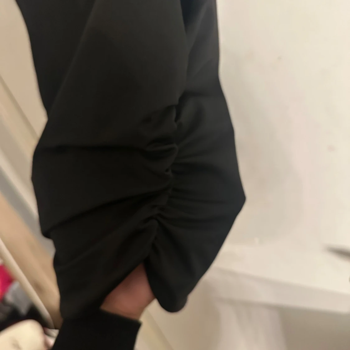 Svart ärmlös topp med rynkade sidor - 3