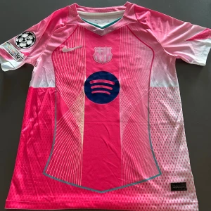 Barcelona Lamine Yamal #10 - Säljer en unik Barcelona tröja med Lamine Yamal #10 tryck. Tröjan är i helt nytt skick och 10/10 kvalitet. Säljs till bra pris. 