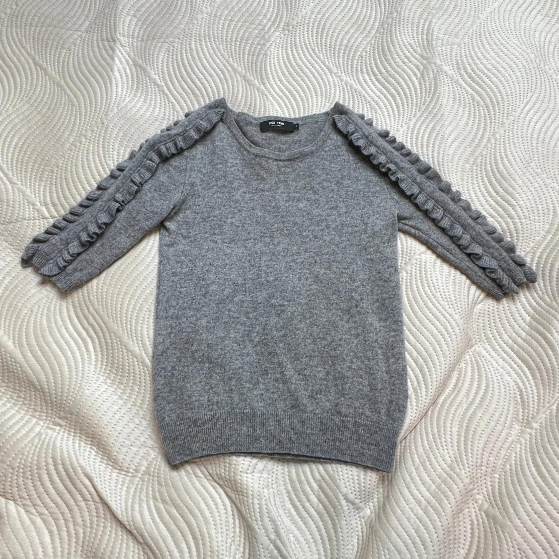 Grå kashmirtröja med volang från Lisa Yang