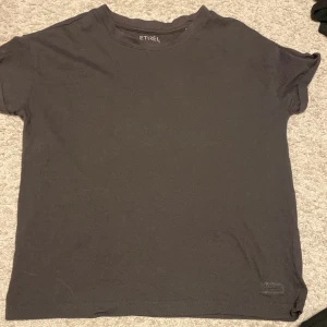 Svart t-shirt från Etirel XS - En basic svart t-shirt från Etirel i storlek XS. T-shirten har rund halsringning, korta ärmar och en liten svart patch nertill med texten 'Life and Sports Casual Comfort'. Skön och enkel modell i mjuk bomull. Nästan aldrig använd!