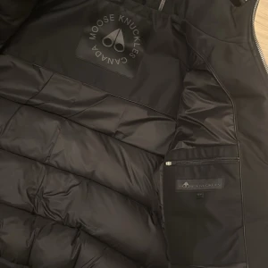 moose knuckles jacka - Moose Knuckles vinterjacka i väldigt bra skick, använd i 3 vintrar men fortfarande ser helt okej ut.  finns tyvärr inget kvitto, men däremot NFC-scan i jackan för äkthetskontroll. Nypris ca 9500, mitt pris: 4500 (diskuteras)