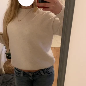 Beige stickad tröja  - Hejj jag säljer denna beiga stickade tröja pågrund av att den inte används! 💗 den är storlek 146/152 men sitter som en xs! Den har inga tecken på användning förutom att den är lite nopprig (se sista bilden) Skriv om ni har några frågor 💕