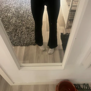Svarta bootcut jeans - Säljer mina super snygga Cheap monday jeans i 23/30 som tyvärr är både för små och för korta på mig .