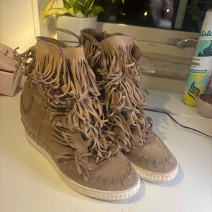 Fransskor med kilklack - Kommer ej till användning. Köpta här på plick! Bra skick, har dock en fläck baktill som syns på sitta bilden💕