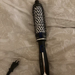 Björn Axén Tools Ceramic & Tourmaline Hot Air Brush - Professionell varmluftsborste med keramisk och turmalinbeläggning för skonsam styling. Flera värmeinställningar och jonfunktion. Synligt i gott skick, inga defekter eller slitage. Perfekt för att skapa volym och glans i håret. Stl 38. Kommer inte till användning. Inte min stil