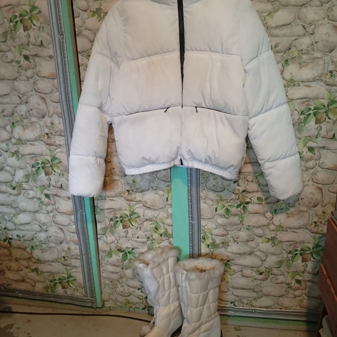 Vit pufferjacka med dragkedja
