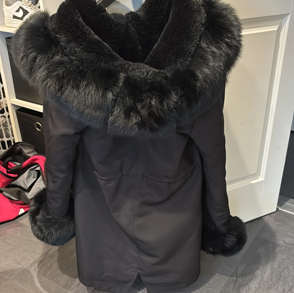 Svart parkajacka med pälsdetaljer - 1