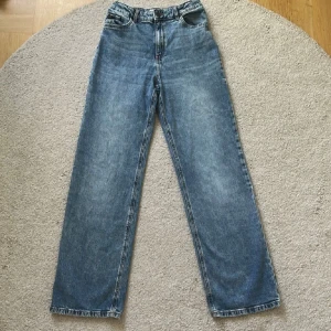 Wide leg jeans Lindex - Snygga blå jeans från Lindex Vanja med raka ben. Jag säljer för att de är för små. Pris kan diskuteras🥰