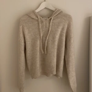 Beige stickad hoodie  - Mysig beige stickad hoodie från Kappahl. Säljer eftersom jag aldrig använder den så den är i väldigt bra skick❤️