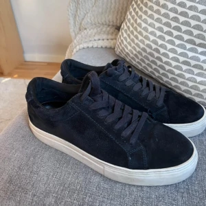 Vagabond - Säljer ett par vagabond skor med mocka i storlek 39. Passar även dig som har storlek 40. Skorna är nästan helt nya bara att dem har använts ett par gånger. Mitt pris 500kr. Nypris 1400kr