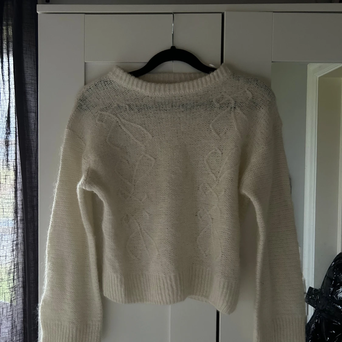 krämvit stickad tröja 