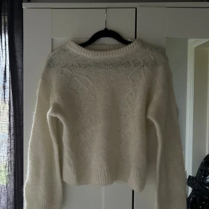 krämvit stickad tröja  - Mysig krämvit stickad tröja från Gina Tricot med snyggt flätmönster framtill. storlek 158/164. säljer då vi hade en likadan hemma, så i nyskick! ingen använding alls, hann dock dra bort lappen innan🥰