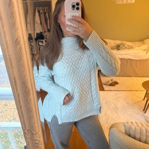 Ljusblå stickad tröja från KappAhl - Supermysig ljusblå stickad tröja från KappAhl med flätstickat mönster och ribbade muddar. Storleken är 40/42, men jag är S/M så den är lite mindre än 42💕