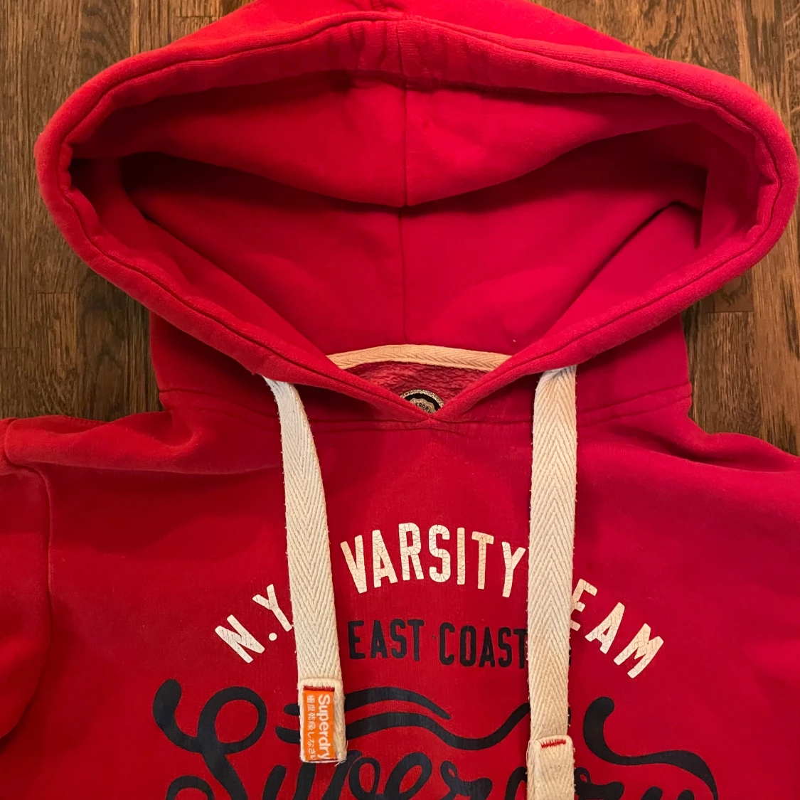 Röd hoodie från Superdry med tryck - 2