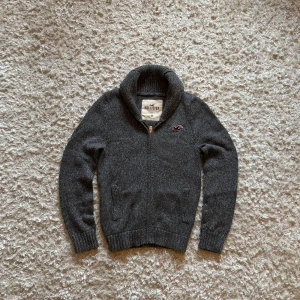 Grå stickad kofta från hollister - Riktigt snygg grå stickad cardigan från hollister. Plagget är i toppskick utan defekter. Storlek M, tveka inte på o skriva vid fler frågor!