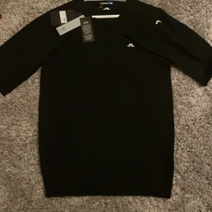 Svart merinoulltröja J.Lindeberg S - Tja, säljer en helt ny j.lindeberg tröja, fick den i födelsedagspresent tyvärr så passade den inte. 