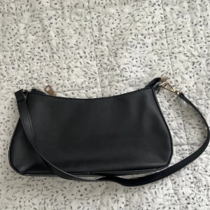 Svart axelväska  - Snygg svart axelväska 