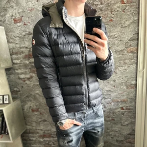 Colmar Jacka - Bra skick, loggan är lite sliten och så men annars fin. Storlek 48/S passar dig som är mellan 175-185cm ungefär. Nypris ca 4000kr. Modellen är 185 cm, 79 kg. Passar bra nu till vintern. Skriv för mer information!🤝