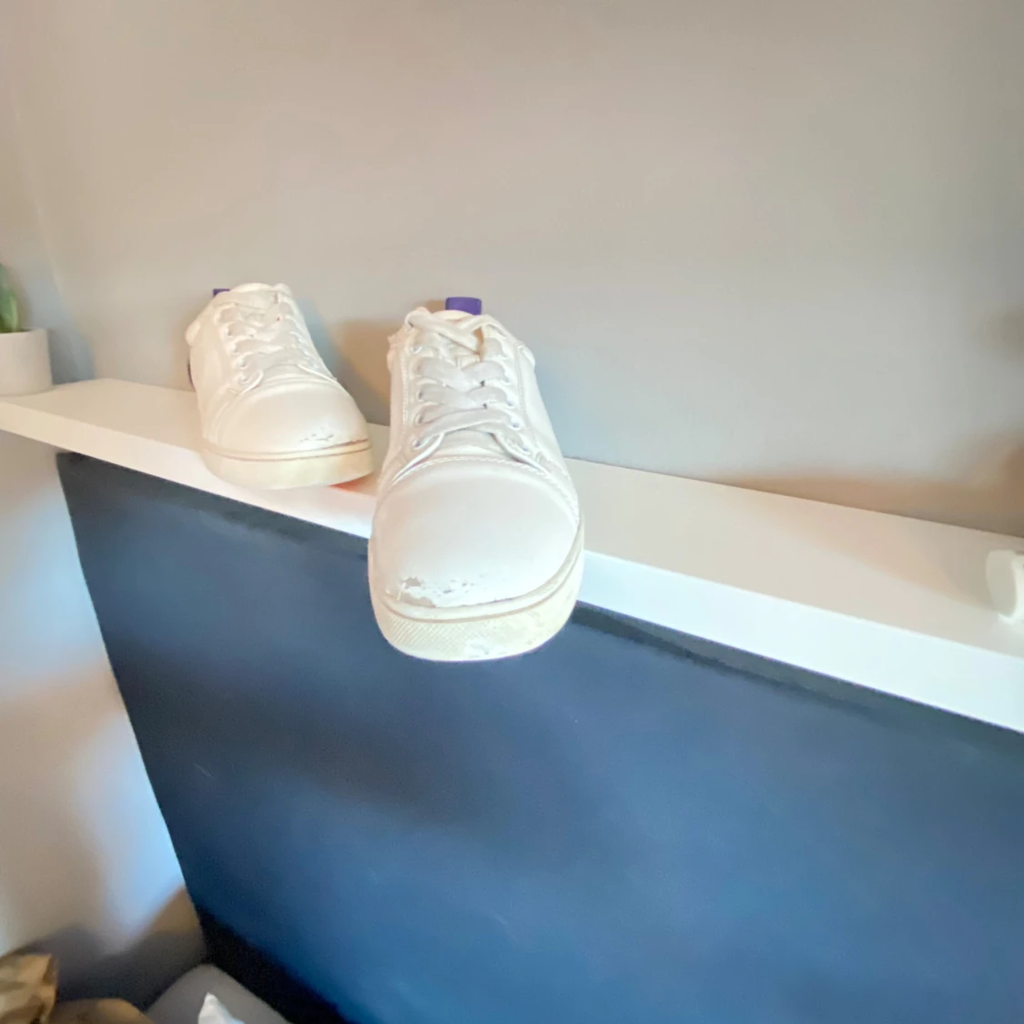 Vita Louboutin sneakers med lila detalj - 4